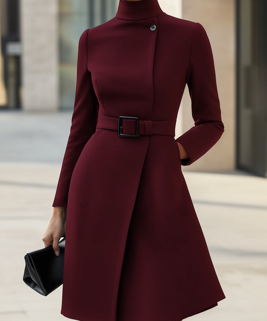 Robe Élégante à Col Montant et Ceinture