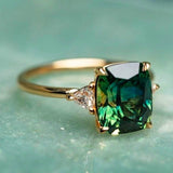 Bague dorée avec zircon vert