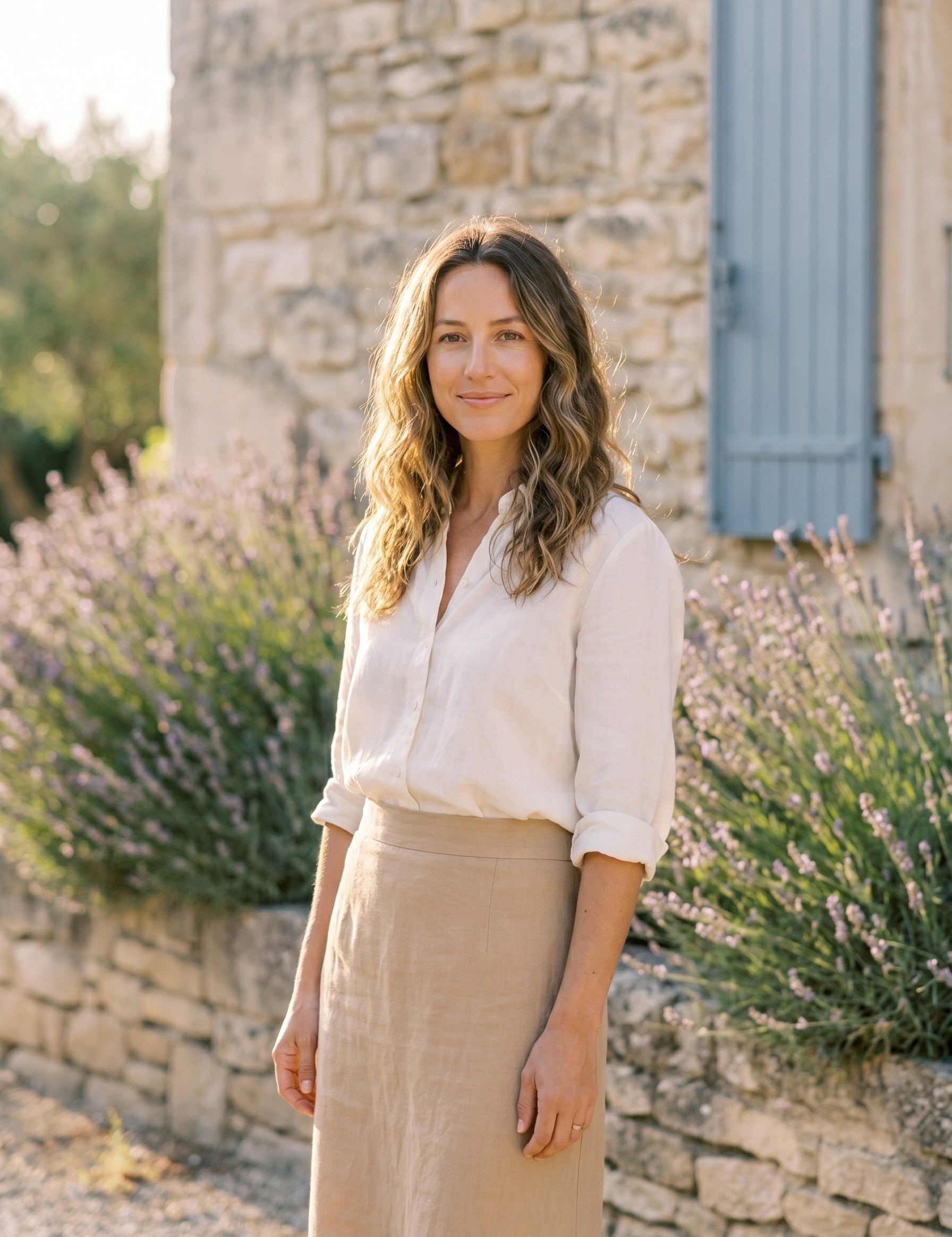 Blouse légère portée avec un pantalon clair