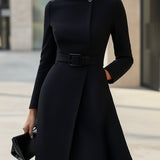 Robe Élégante à Col Montant et Ceinture