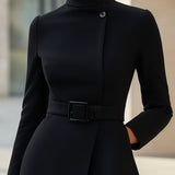 Robe Élégante à Col Montant et Ceinture